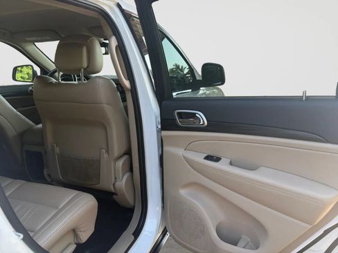 Used 2022 Jeep Grand Cherokee Laredo E AWD/4WD image 17