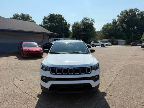 Used 2025 Jeep Compass Latitude AWD/4WD image 2