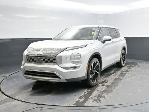 Used 2024 Mitsubishi Outlander image 3