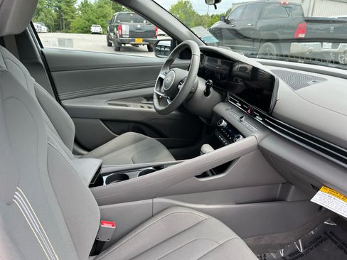 Used 2025 Hyundai Elantra SEL FWD image 34