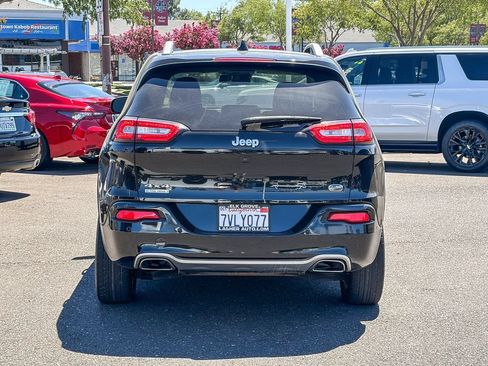 Used 2016 Jeep Cherokee Overland w/ Technology Group AWD/4WD image 3
