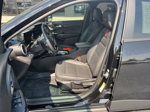 Used 2025 Chevrolet Trax RS FWD image 29