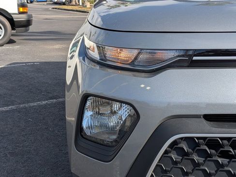Used 2022 Kia Soul LX image 3