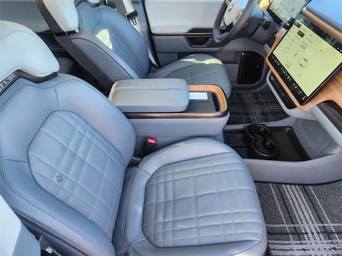 Used 2025 Rivian R1S Premium image 11