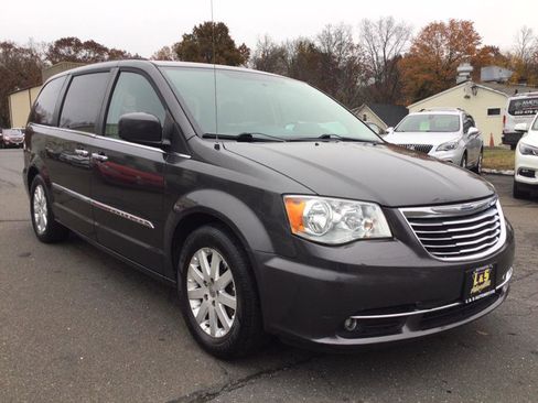 Used 2015 Chrysler Town & Country Touring w/ Driver Convenience Group image 3