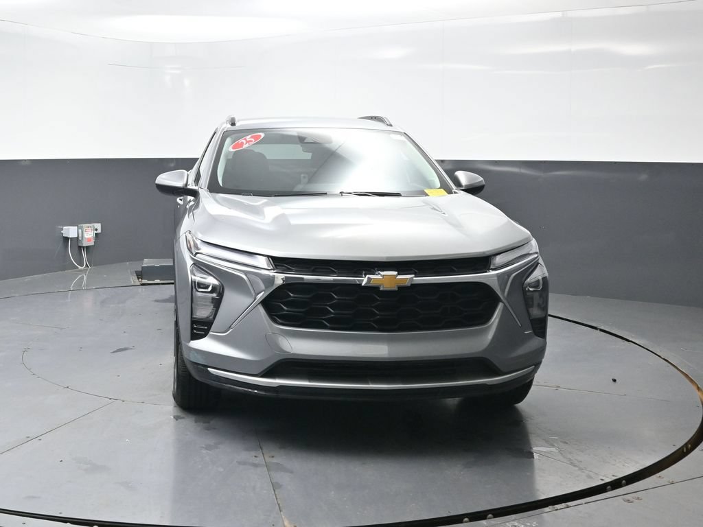 Used 2025 Chevrolet Trax LT FWD image 6