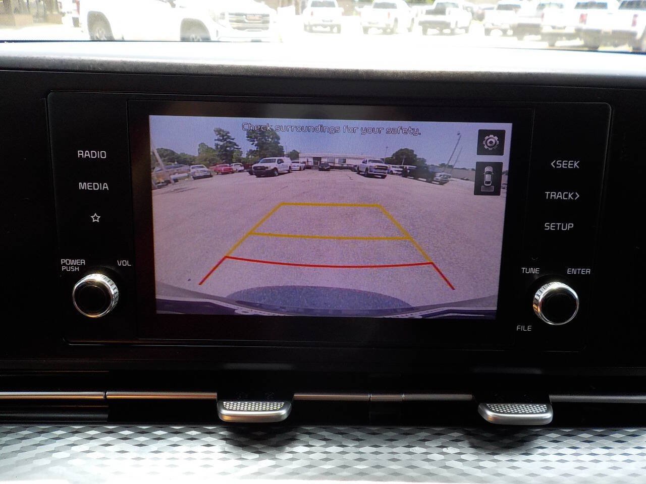 Used 2022 Kia Carnival LX FWD image 17