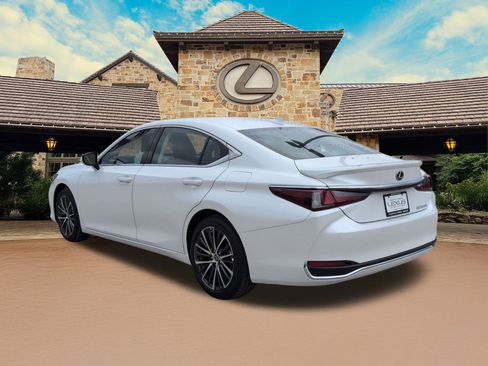 Used 2025 Lexus ES 300h w/ Premium Package image 3