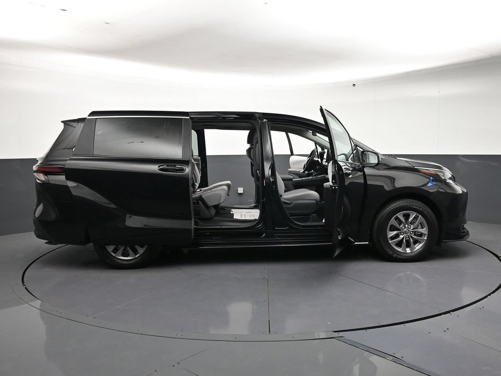 Used 2025 Toyota Sienna LE AWD/4WD image 34