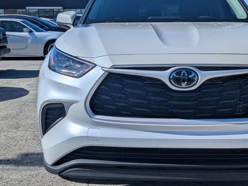 Used 2022 Toyota Highlander L FWD image 8