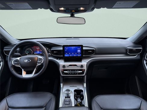 Used 2023 Ford Explorer XLT image 25