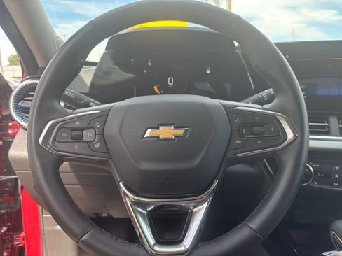 Used 2025 Chevrolet Trax LT w/ LT Convenience Package FWD image 27