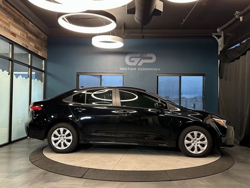 Used 2025 Toyota Corolla LE image 2