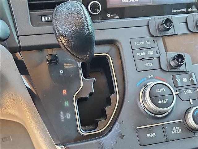 Used 2019 Toyota Sienna LE w/ Carpet Mat Package FWD image 15