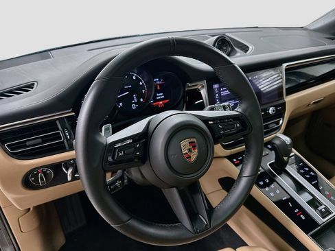 Certified 2025 Porsche Macan AWD/4WD image 4