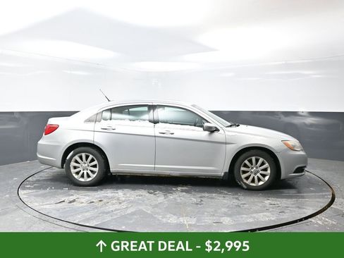 Used 2011 Chrysler 200 Touring FWD image 2