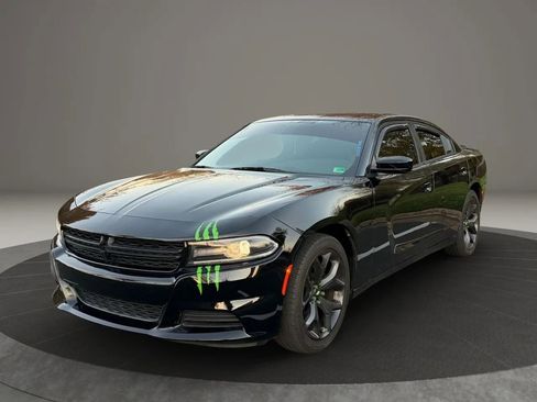 Used 2020 Dodge Charger SXT image 2