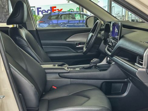 Used 2024 Toyota Grand Highlander AWD image 16