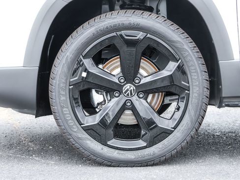 Used 2025 Volkswagen Taos SE image 14