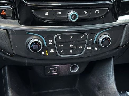 Used 2021 Chevrolet Traverse LT w/ LT Premium Package image 17