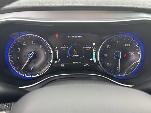 Used 2025 Chrysler Pacifica Limited image 24