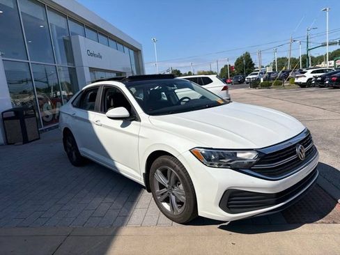 Certified 2024 Volkswagen Jetta SE w/ Panoramic Sunroof Package FWD image 9