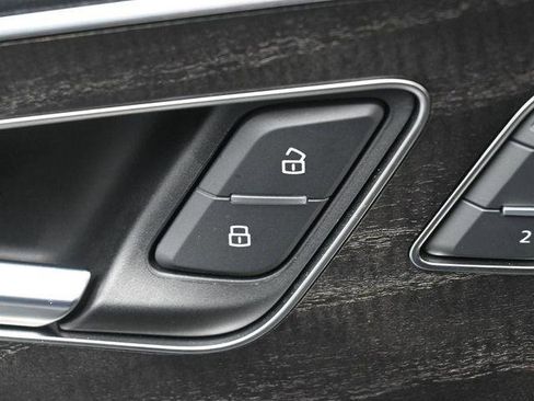 Used 2023 Audi Q8 Premium image 14