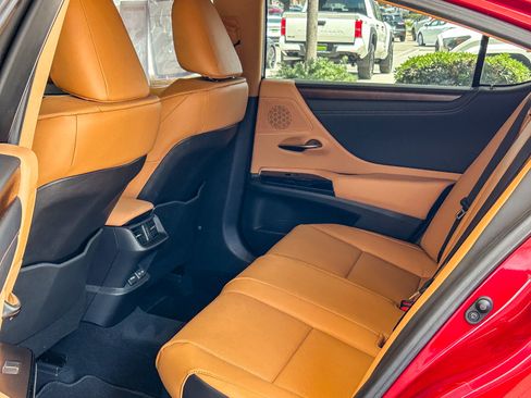 Used 2025 Lexus ES 300h w/ Premium Package FWD image 18