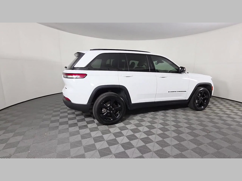 Used 2023 Jeep Grand Cherokee Limited w/ Black Appearance Package AWD/4WD image 39