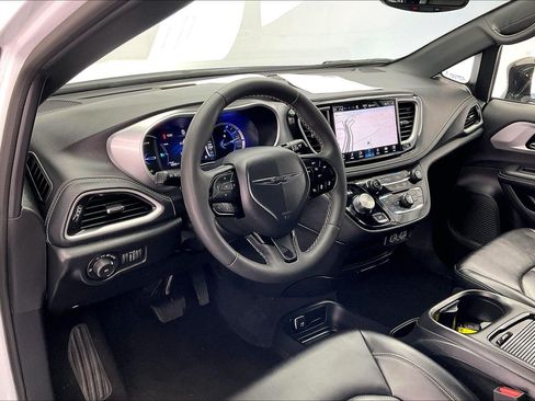 Used 2024 Chrysler Pacifica Limited FWD image 14
