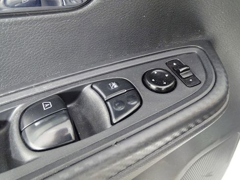 Used 2022 Nissan Versa SV w/ Trunk Package image 16