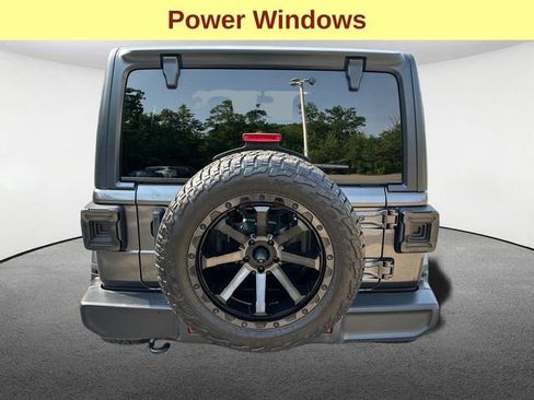 Used 2018 Jeep Wrangler Unlimited Sahara AWD/4WD image 9