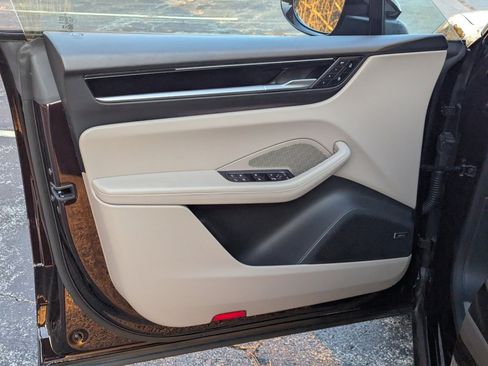 Used 2025 Porsche Macan Electric image 17