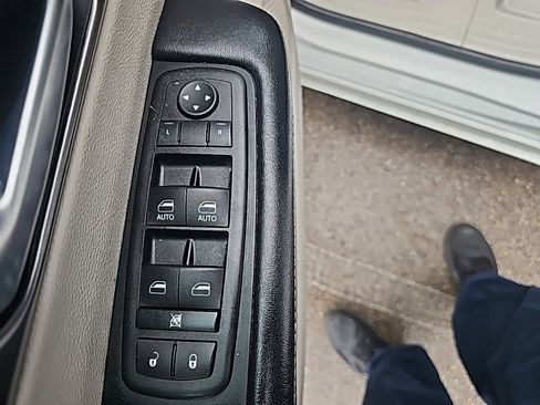 Used 2024 Chrysler Pacifica Touring-L image 12