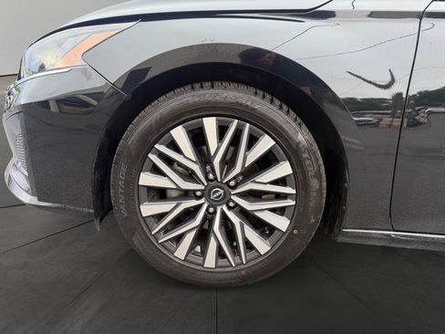 Used 2025 Nissan Altima 2.5 SV FWD image 9