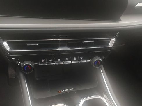 Used 2025 Chevrolet Traverse LT FWD image 10