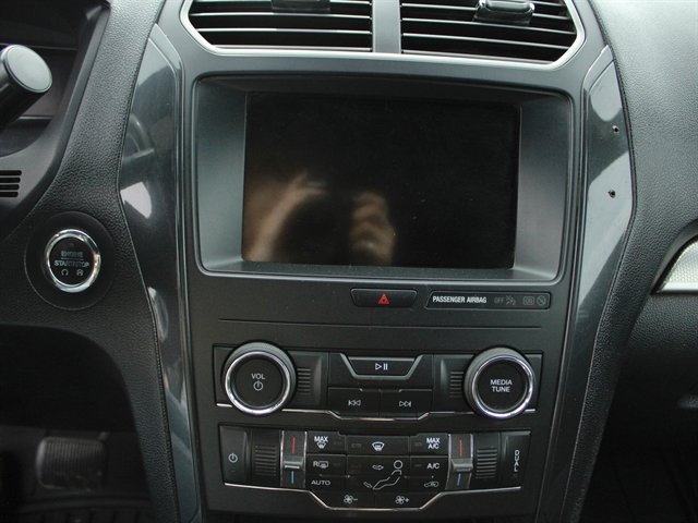 Used 2019 Ford Explorer XLT w/ Equipment Group 201A AWD/4WD image 18