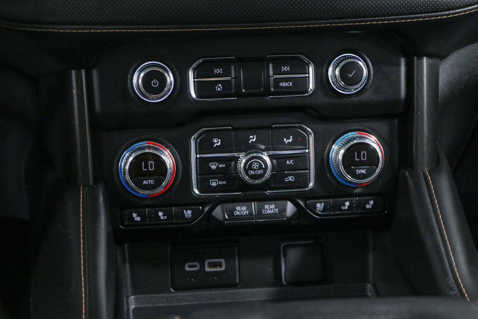 Used 2024 GMC Yukon AT4 w/ Technology Package AWD/4WD image 21