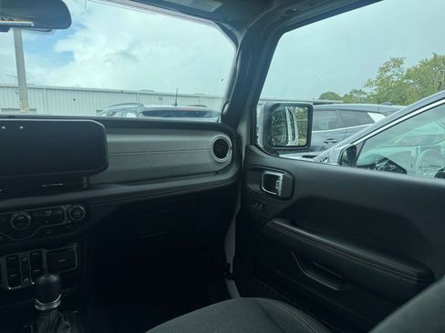 Used 2025 Jeep Wrangler Sahara image 34