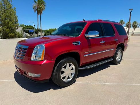 Used 2013 Cadillac Escalade AWD image 3