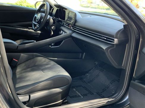 Used 2021 Hyundai Elantra SE image 28