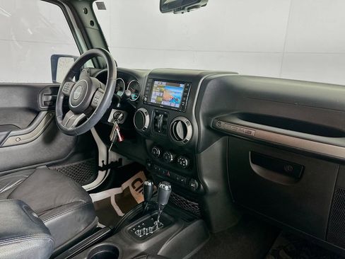 Used 2013 Jeep Wrangler Unlimited Sahara image 28