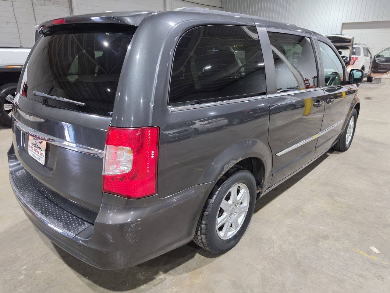 Used 2011 Chrysler Town & Country Touring FWD image 11