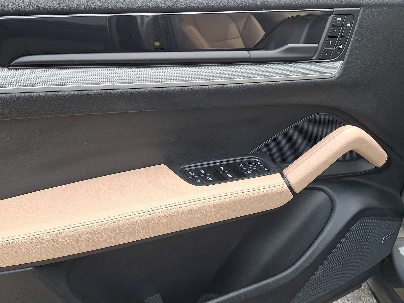 Used 2025 Porsche Cayenne E-Hybrid AWD/4WD image 9