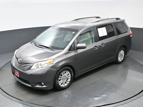 Used 2013 Toyota Sienna XLE image 36