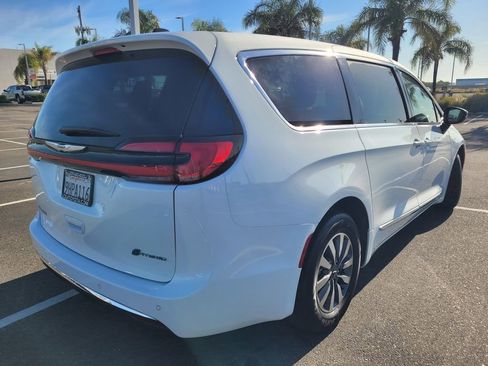 Used 2023 Chrysler Pacifica Limited FWD image 4