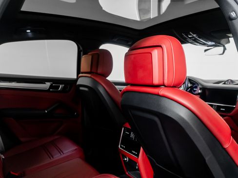 Used 2023 Porsche Cayenne Platinum Edition image 59