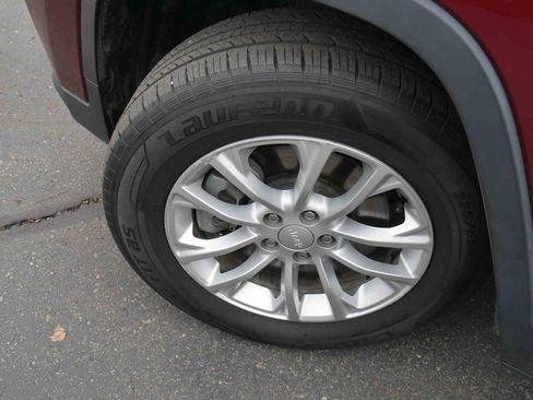 Used 2019 Jeep Cherokee Latitude w/ Popular Appearance Group image 10