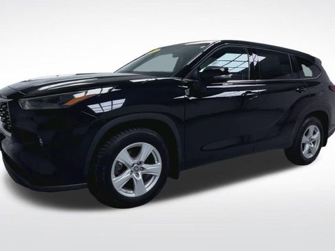 Used 2022 Toyota Highlander LE AWD/4WD image 4