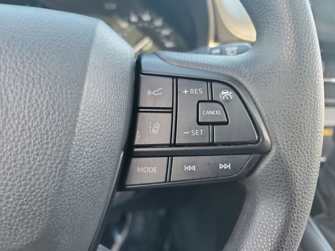 Used 2025 Toyota Sienna LE w/ LE Plus Package FWD image 21